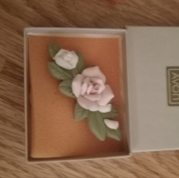 Porcelain Petals Rose Pin - 1987 - Original Box - Touch of Vintage Romance! - Picture 2 of 4